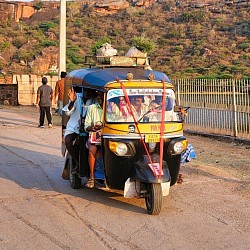 Vollbeladenes Tuk-Tuk